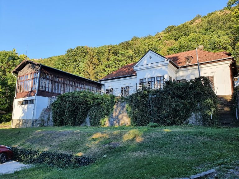 EZÜSTFENYŐ ÜDÜLŐ<br><small>⚲ Visegrád</small>