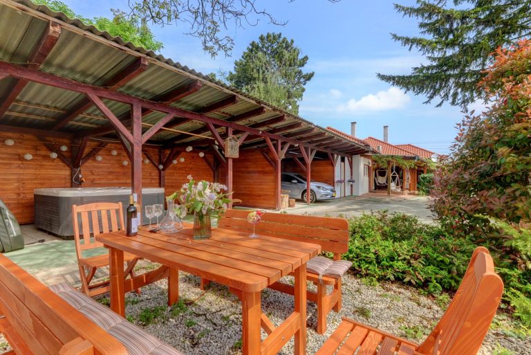 RÓKAVÁR VENDÉGHÁZ<br><small>⚲ Csánig</small>